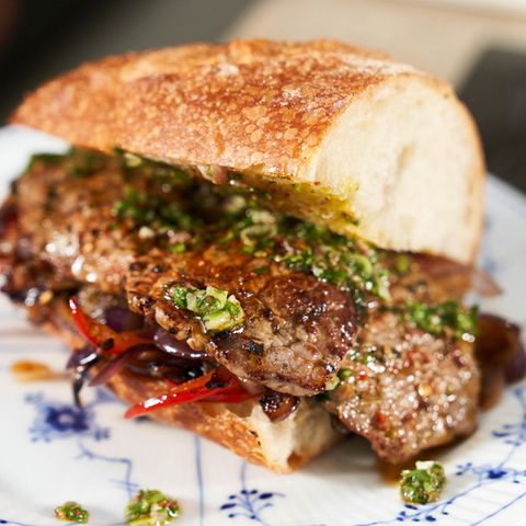 Mälzers Steak-Sandwich mit Petersilien-Koriander-Salsa