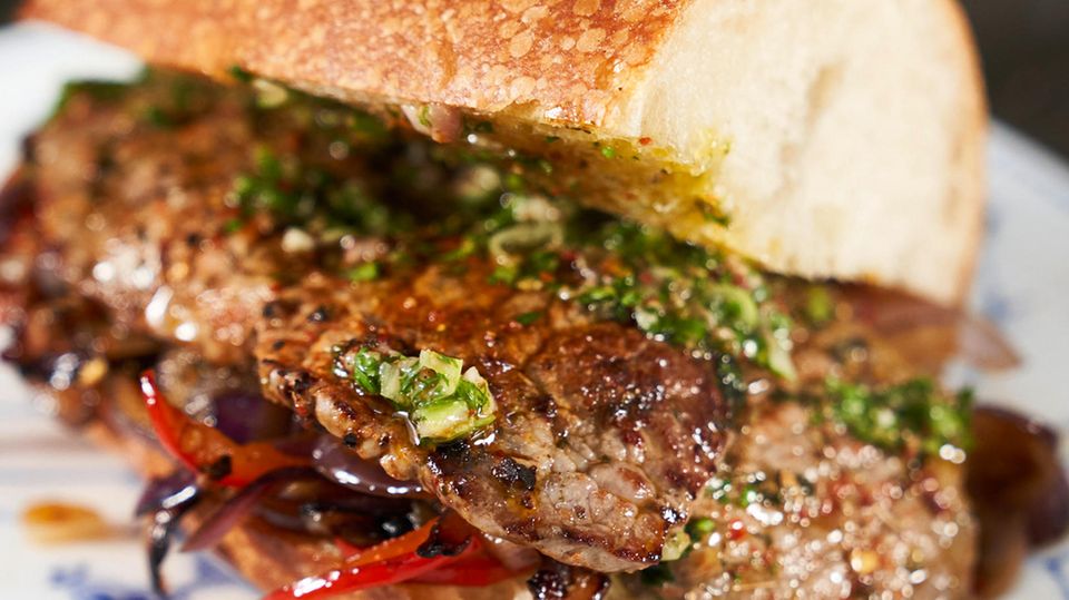Mälzers Steak-Sandwich mit Petersilien-Koriander-Salsa