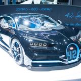 Der Bugatti Chiron zu seiner Zeit als schnellstes Auto in der 0-400-0-km/h-Disziplin im Jahr 2017. Die Zahl "42" spielt auf die Rekordzeit von knapp 42 Sekunden an.