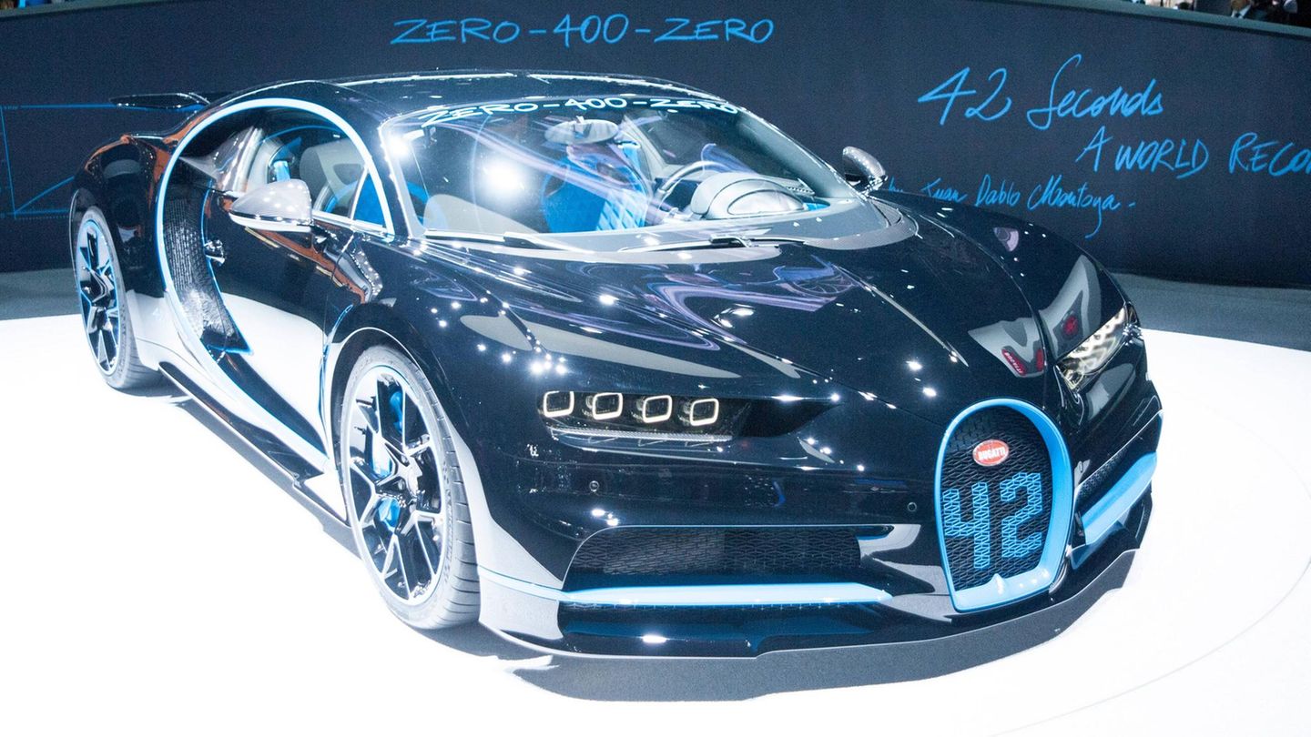 Der Bugatti Chiron zu seiner Zeit als schnellstes Auto in der 0-400-0-km/h-Disziplin im Jahr 2017. Die Zahl "42" spielt auf die Rekordzeit von knapp 42 Sekunden an.