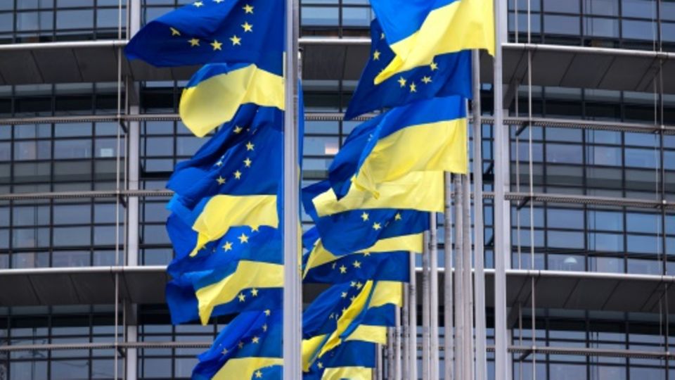 Flaggen der Ukraine und der EU vor dem Straßburger Europaparlament