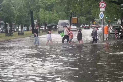 Unwetter: Gewitterschauer sorgt für Überschwemmung in Berlin