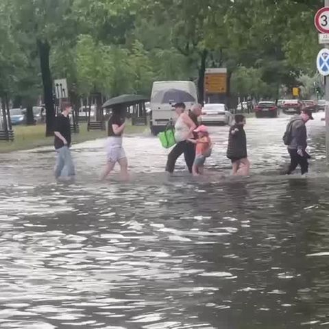 Unwetter: Gewitterschauer sorgt für Überschwemmung in Berlin