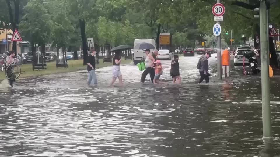 Unwetter: Gewitterschauer sorgt für Überschwemmung in Berlin