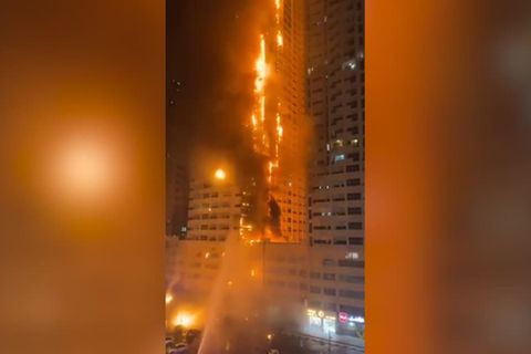 Vereinigte Arabische Emirate: Feuer bricht in Wohnhochhaus aus: Fassade über mehrere Etagen in Flammen