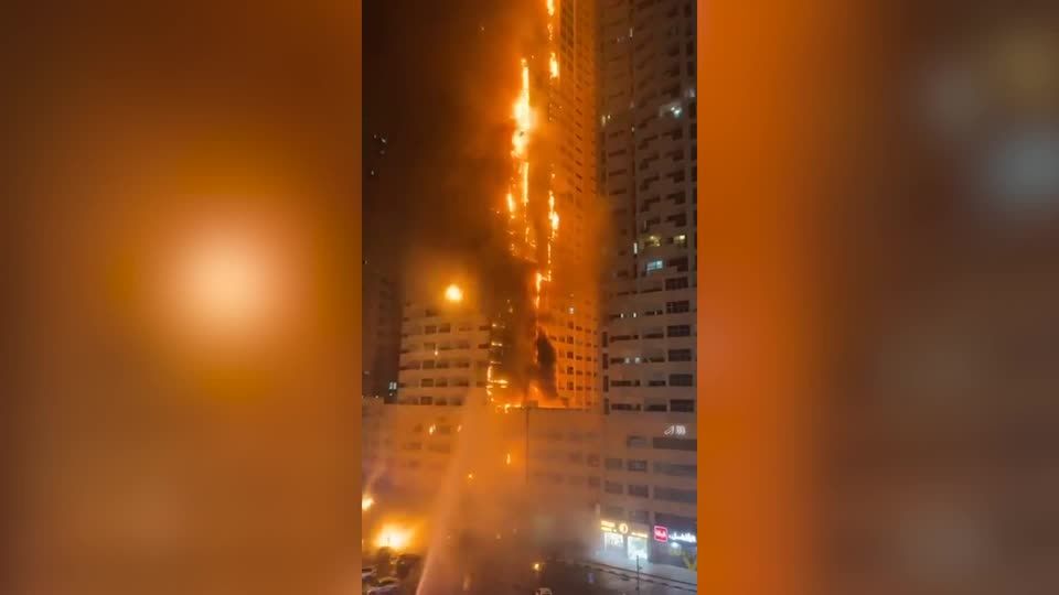 Vereinigte Arabische Emirate: Feuer bricht in Wohnhochhaus aus: Fassade über mehrere Etagen in Flammen Vereinigte Arabische Emirate: Feuer bricht in Wohnhochhaus aus: Fassade über mehrere Etagen in Flammen