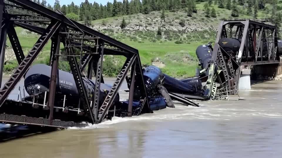 USA: Eisenbahnbrücke in Montana bricht zusammen: Tankwagen mit Gefahrgut stürzen in Fluss