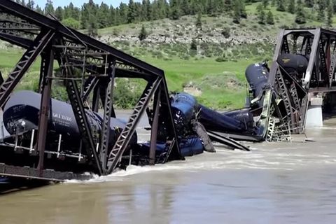USA: Eisenbahnbrücke in Montana bricht zusammen: Tankwagen mit Gefahrgut stürzen in Fluss
