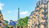 In Paris quartieren sich Touristen statt im Hotel gerne in Airbnb-Apartments ein - und nehmen dann keinerlei Rücksicht auf die Langzeit-Bewohner der übrigen Wohnungen. "Sie machen zu jeder Tageszeit und nachts Krach mit ihren Rollkoffern und organisieren Partys, und es ist ihnen egal, wenn wir sie bitten, etwas leiser zu sein", zitiert die Wochenzeitung "JDD" kürzlich eine wütende Wohnungseigentümerin. Außerdem ließen die Feriengäste überall im Gebäude Müll zurück. Die Stadtverwaltung hat längst strikte Regeln für das Vermieten von Touristenquartieren erlassen und nimmt auch regelmäßig Kontrollen vor. Manche Vermieter weisen ihre Gäste deshalb laut "JDD" an, einfach nicht die Türe zu öffnen.