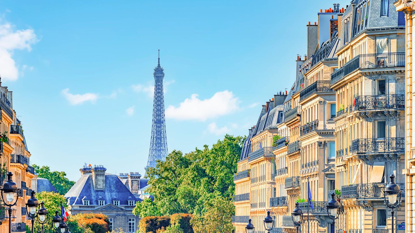 Frankreich In Paris quartieren sich Touristen statt im Hotel gerne in Airbnb-Apartments ein - und nehmen dann keinerlei Rücksicht auf die Langzeit-Bewohner der übrigen Wohnungen. "Sie machen zu jeder Tageszeit und nachts Krach mit ihren Rollkoffern und organisieren Partys, und es ist ihnen egal, wenn wir sie bitten, etwas leiser zu sein", zitiert die Wochenzeitung "JDD" kürzlich eine wütende Wohnungseigentümerin. Außerdem ließen die Feriengäste überall im Gebäude Müll zurück. Die Stadtverwaltung hat längst strikte Regeln für das Vermieten von Touristenquartieren erlassen und nimmt auch regelmäßig Kontrollen vor. Manche Vermieter weisen ihre Gäste deshalb laut "JDD" an, einfach nicht die Türe zu öffnen.