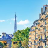 In Paris quartieren sich Touristen statt im Hotel gerne in Airbnb-Apartments ein - und nehmen dann keinerlei Rücksicht auf die Langzeit-Bewohner der übrigen Wohnungen. "Sie machen zu jeder Tageszeit und nachts Krach mit ihren Rollkoffern und organisieren Partys, und es ist ihnen egal, wenn wir sie bitten, etwas leiser zu sein", zitiert die Wochenzeitung "JDD" kürzlich eine wütende Wohnungseigentümerin. Außerdem ließen die Feriengäste überall im Gebäude Müll zurück. Die Stadtverwaltung hat längst strikte Regeln für das Vermieten von Touristenquartieren erlassen und nimmt auch regelmäßig Kontrollen vor. Manche Vermieter weisen ihre Gäste deshalb laut "JDD" an, einfach nicht die Türe zu öffnen.