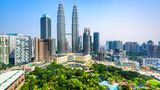 In der Hauptstadt Kuala Lumpur wird derzeit das zweithöchste Gebäude der Welt gebaut: Der 678,9 Meter hohe Wolkenkratzer Merdeka 118. Vor der offiziellen Eröffnung, die für Ende des Jahres geplant ist, gilt für Unbefugte: Betreten strengstens verboten. Dennoch schleicht sich ein Touristenpaar aus Russland Ende 2022 in den Turm und klettert auf die Spitze. Fotos der beiden in luftiger Höhe gehen viral - sehr zum Ärger der Behörden.