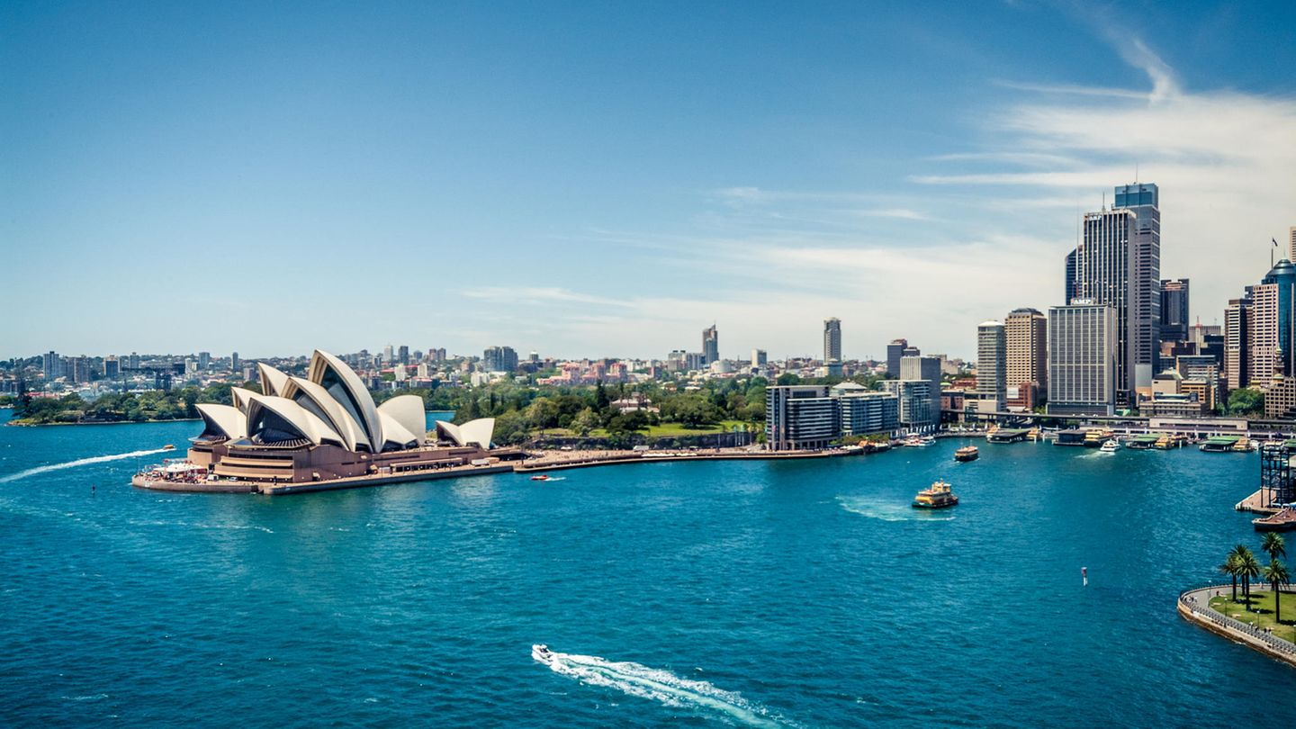 Australien In Down Under unterschätzen Reisende gern die Gefahren, die von der einzigartigen Tierwelt ausgehen - und missachten dabei alle Sicherheitsregeln: So will im vergangenen Dezember eine Urlauberin südwestlich von Sydney ein wildes Känguru streicheln und wird prompt angegriffen. Das aufgebrachte Beuteltier jagt die junge Frau und springt auf sie, bevor es weghüpft. Im Juli 2022 ignoriert eine Reisegruppe im berühmten Kakadu National Park alle Warnschilder, die auf Krokodile in den Flüssen hinweisen. Ein Video, das später viral geht, zeigt Erwachsene und Kinder direkt am Wasser, in dem mehrere Krokodile lauern. Es geht glimpflich aus - aber tödliche Zwischenfälle sind keine Seltenheit. Erst im Mai wird ein Angler in Queensland von einem der gefährlichen Reptilien gefressen.