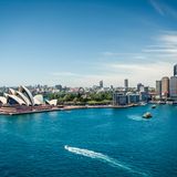 In Down Under unterschätzen Reisende gern die Gefahren, die von der einzigartigen Tierwelt ausgehen - und missachten dabei alle Sicherheitsregeln: So will im vergangenen Dezember eine Urlauberin südwestlich von Sydney ein wildes Känguru streicheln und wird prompt angegriffen. Das aufgebrachte Beuteltier jagt die junge Frau und springt auf sie, bevor es weghüpft. Im Juli 2022 ignoriert eine Reisegruppe im berühmten Kakadu National Park alle Warnschilder, die auf Krokodile in den Flüssen hinweisen. Ein Video, das später viral geht, zeigt Erwachsene und Kinder direkt am Wasser, in dem mehrere Krokodile lauern. Es geht glimpflich aus - aber tödliche Zwischenfälle sind keine Seltenheit. Erst im Mai wird ein Angler in Queensland von einem der gefährlichen Reptilien gefressen.