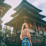 Nicht nur auf Bali, auch in der muslimischen Provinz Aceh hat sich ein Tourist kürzlich sehr danebenbenommen. Der Australier rennt Ende April auf der Surfer-Insel Simeulue nackt und betrunken aus seiner Unterkunft und greift wahllos Passanten an. Dabei verletzt er einen Fischer. Der 23-Jährige wird festgenommen, laut der islamischen Rechtssprechung der Scharia drohten ihm bis zu 40 Peitschenhiebe. Er kommt aber milde davon: Nachdem er Schadenersatz in Höhe von umgerechnet rund 15.000 Euro an sein Opfer gezahlt hat, wird der Mann ausgewiesen. Ebenfalls im April wird ein anderer Australier auf Java inhaftiert, weil er dem Imam einer Moschee ins Gesicht gespuckt haben soll. Auch der 47-Jährige wird abgeschoben.