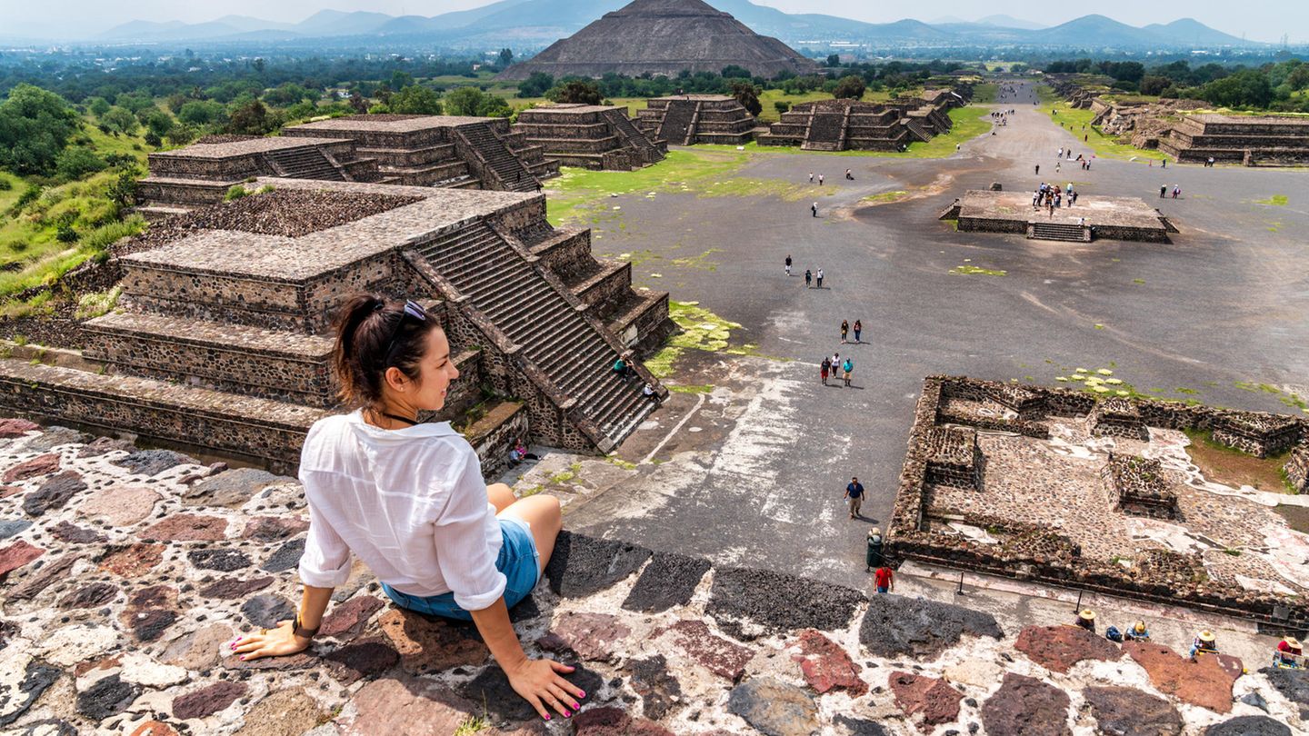 Mexiko Auch die bedeutende Maya-Ruinenstätte Chichén Itzá ist für ihre Pyramiden berühmt, die ebenfalls nicht bestiegen werden dürfen. Dennoch haben seit November mindestens eine Frau und zwei Männer die steilen Steintreppen der Hauptpyramide Kukulkán auf der Halbinsel Yucatán erklommen. Beamte holen sie wieder herunter. Empörte Besucher beschimpfen die Touristen daraufhin und versuchen, sie zu schlagen und mit Flaschen zu bewerfen. Chichén Itzá ist seit 1988 Weltkulturerbe der Unesco und eine der wichtigsten Stätten Mexikos.