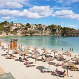 Auf der Urlaubsinsel Mallorca sorgen Sauf-Exzesse und rüpelhaftes Benehmen regelmäßig für Negativschlagzeilen. Die Deutschen konzentrieren sich dabei auf den Ballermann, die Briten auf Magaluf. Nackte Bierbäuche oder weiße Tennissocken in Plastik-Latschen werden noch achselzuckend hingenommen. Klagen gibt es hingegen über Betrunkene, die grölend herumtorkeln, in Ecken urinieren, sich übergeben oder ihre Notdurft öffentlich erledigen. Furore macht vergangenes Jahr eine junge Anwohnerin der Schinkenstraße, die sich mit einer Crowdfunding-Aktion auch an die Touristen wendet, um die Schallisolierung ihres Zuhauses zu verbessern. Sie finde in ihrer Wohnung keine einzige Ecke, in der Ruhe herrsche, klagt sie.