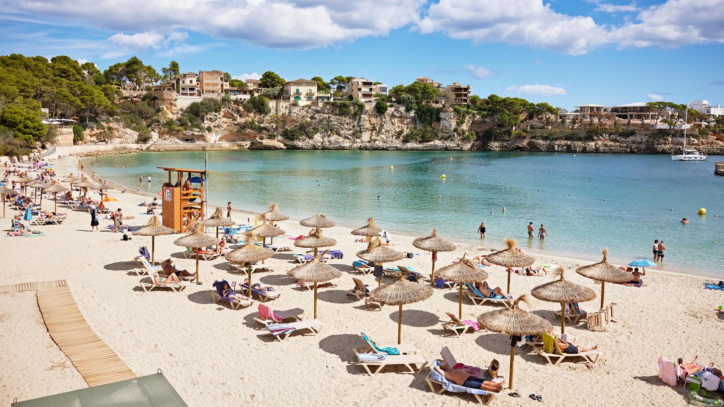 Spanien Auf der Urlaubsinsel Mallorca sorgen Sauf-Exzesse und rüpelhaftes Benehmen regelmäßig für Negativschlagzeilen. Die Deutschen konzentrieren sich dabei auf den Ballermann, die Briten auf Magaluf. Nackte Bierbäuche oder weiße Tennissocken in Plastik-Latschen werden noch achselzuckend hingenommen. Klagen gibt es hingegen über Betrunkene, die grölend herumtorkeln, in Ecken urinieren, sich übergeben oder ihre Notdurft öffentlich erledigen. Furore macht vergangenes Jahr eine junge Anwohnerin der Schinkenstraße, die sich mit einer Crowdfunding-Aktion auch an die Touristen wendet, um die Schallisolierung ihres Zuhauses zu verbessern. Sie finde in ihrer Wohnung keine einzige Ecke, in der Ruhe herrsche, klagt sie.
