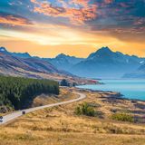 Eine britische Großfamilie erregt 2019 durch ihr unverschämtes Benehmen so viel Aufsehen, dass die Geschichte mittlerweile als Musical-Satire im Theater zu sehen ist: "The Unruly Tourists" (etwa: Die ungezogenen Touristen) heißt das Bühnenstück - nach dem Spitznamen, unter dem die dreiste Sippe berühmt wurde. Die Gruppe vermüllt damals nicht nur Strände und stiehlt in Tankstellen, sondern weigert sich auch, in Restaurants zu bezahlen und pöbelt jeden an, der ihr Verhalten kritisiert. Einheimische filmen die respektlosen Aktionen und stellen die Videos online. Tausende Neuseeländer forderten per Petition die Ausweisung der "Touristen aus der Hölle". Die erhalten daraufhin einen Abschiebe-Bescheid.