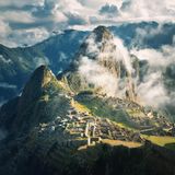 In Peru sorgen mehrere Touristen 2020 für Empörung, als sie sich illegal Zutritt zu der Inka-Ruine Machu Picchu verschaffen, einen Stein aus einer Mauer brechen und in der Ruinenstadt sogar ihre Notdurft verrichten. Fünf Touristen aus Chile, Frankreich, Brasilien und Argentinien werden festgesetzt und abgeschoben. Der mutmaßliche Haupttäter muss sich in Peru wegen Beschädigung von kulturellem Erbe verantworten. Täglich besuchen bis zu 4000 Touristen die Welterbestätte. Archäologen und die Unesco fordern schon länger, die Zahl der Besucher deutlich zu senken.