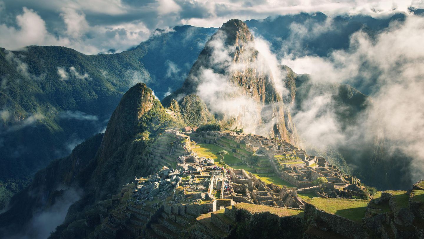 Peru In Peru sorgen mehrere Touristen 2020 für Empörung, als sie sich illegal Zutritt zu der Inka-Ruine Machu Picchu verschaffen, einen Stein aus einer Mauer brechen und in der Ruinenstadt sogar ihre Notdurft verrichten. Fünf Touristen aus Chile, Frankreich, Brasilien und Argentinien werden festgesetzt und abgeschoben. Der mutmaßliche Haupttäter muss sich in Peru wegen Beschädigung von kulturellem Erbe verantworten. Täglich besuchen bis zu 4000 Touristen die Welterbestätte. Archäologen und die Unesco fordern schon länger, die Zahl der Besucher deutlich zu senken.