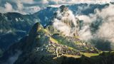 In Peru sorgen mehrere Touristen 2020 für Empörung, als sie sich illegal Zutritt zu der Inka-Ruine Machu Picchu verschaffen, einen Stein aus einer Mauer brechen und in der Ruinenstadt sogar ihre Notdurft verrichten. Fünf Touristen aus Chile, Frankreich, Brasilien und Argentinien werden festgesetzt und abgeschoben. Der mutmaßliche Haupttäter muss sich in Peru wegen Beschädigung von kulturellem Erbe verantworten. Täglich besuchen bis zu 4000 Touristen die Welterbestätte. Archäologen und die Unesco fordern schon länger, die Zahl der Besucher deutlich zu senken.