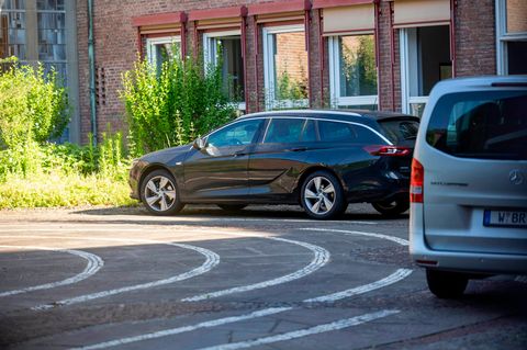 Autos stehen am Wohnsitz vom Kölner Erzbischof Rainer Maria Woelki