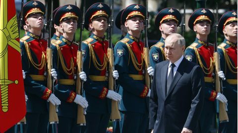 20 Jahre lang arbeitete Wladimir Putin an seinem Image des starken und unerbittlichen Herrschers