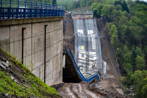 Die Rahedetalbrücke wurde gesprengt, dass hat großen Einfluss auf den Verkehrsfluss und vorallem auf den Güterverkehr