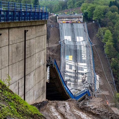 Die Rahedetalbrücke wurde gesprengt, dass hat großen Einfluss auf den Verkehrsfluss und vorallem auf den Güterverkehr