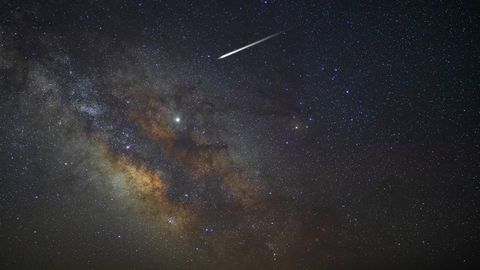 Ein Meteorit im Weltall. Ein ähnliches astronomisches Phänomen wurde am späten Montagabend in Teilen Bayerns und Tschechiens gesehen