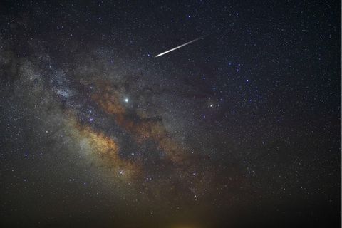 Ein Meteorit im Weltall. Ein ähnliches astronomisches Phänomen wurde am späten Montagabend in Teilen Bayerns und Tschechiens gesehen