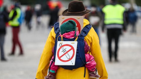RIAS erfasst gerade bei Protestkundgebungen der Initiative "Querdenken" Antisemitismus-Vorfälle