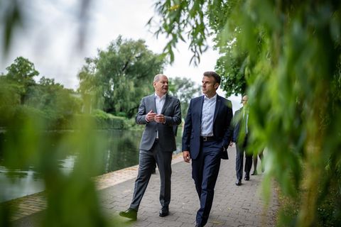 Emmanuel Macron und Olaf Scholz im Gespräch