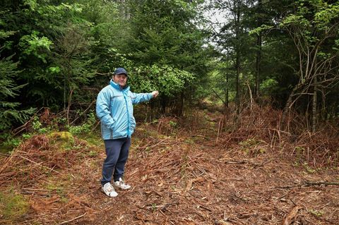 Der Landwirt Andre Nirelli zeigt auf die Stelle im Wald, wo nach den Leichen der Wehrmachtssoldaten gesucht werden soll