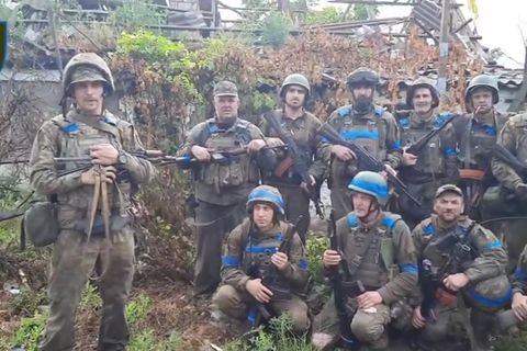 Ukrainische Soldaten in den Trümmern von Rivnopil 