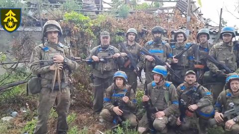 Ukrainische Soldaten in den Trümmern von Rivnopil 