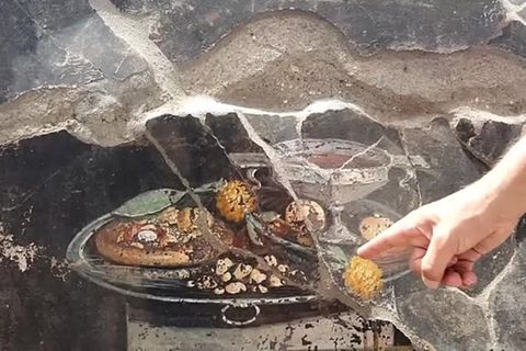 Berühmte Ausgrabungsstätte: Neuer Fund in Pompeji: Archäologen entdecken möglichen Pizza-Vorgänger auf Wandmalerei