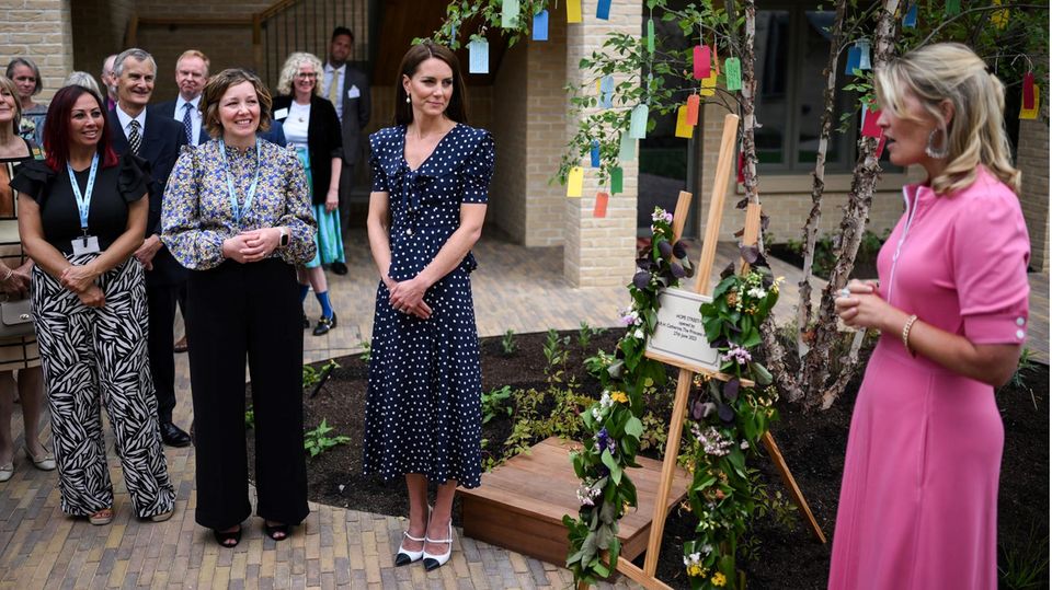 Prinzessin Kates Look ist von Alessandra Rich. Das Pünktchen-Kleid kostet knapp 1800 Euro und die Schuhe rund 865 Euro.