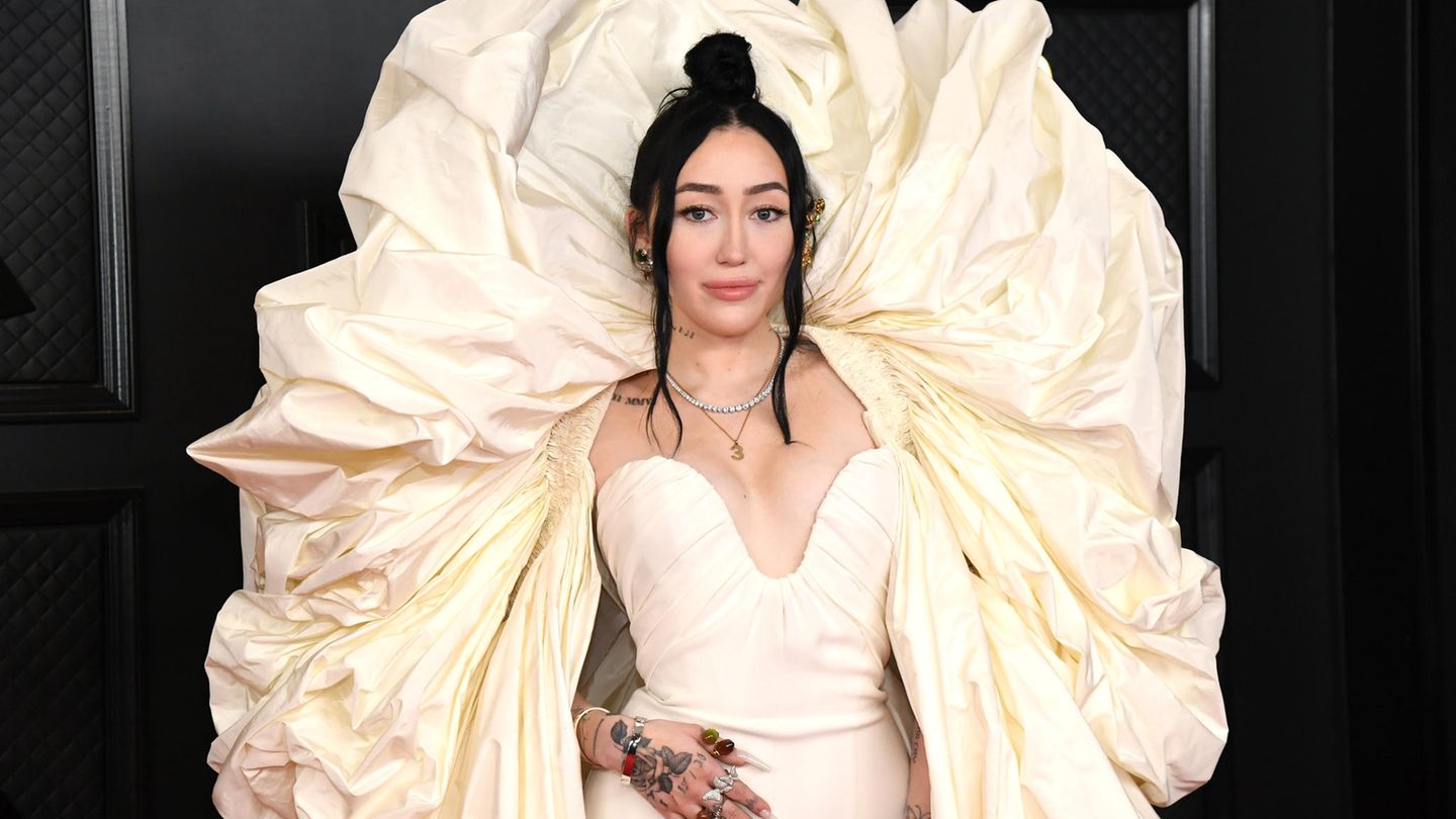 Noah Cyrus  Noah Cyrus