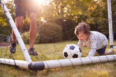 Fußballtore für Kinder: Kleiner Junge mit Ball in einem Minitor