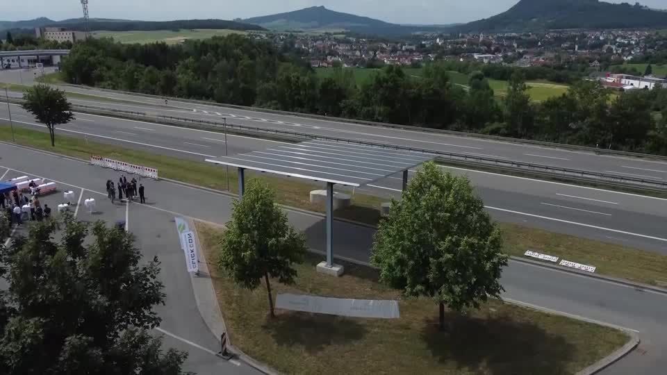 Video: Fortschritt bei Photovoltaik-Anlagen entlang der Autobahn