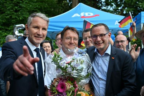AfD-Mann Robert Sesselmann mit Björn Höcke und Thilo Chrupalla nach der Wahl zum Landrat von Sonneberg
