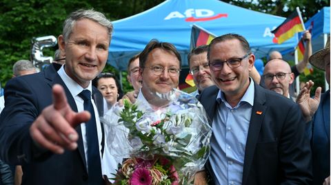 AfD-Mann Robert Sesselmann mit Björn Höcke und Thilo Chrupalla nach der Wahl zum Landrat von Sonneberg