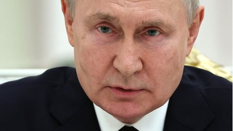 Der russische Präsident Wladimir Putin trifft sich im Kreml mit Beratern