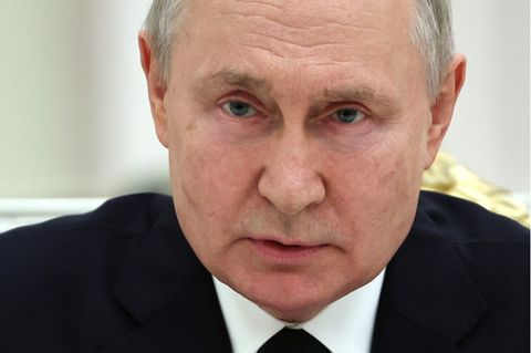 Der russische Präsident Wladimir Putin trifft sich im Kreml mit Beratern