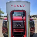 Ford am Tesla-Supercharger