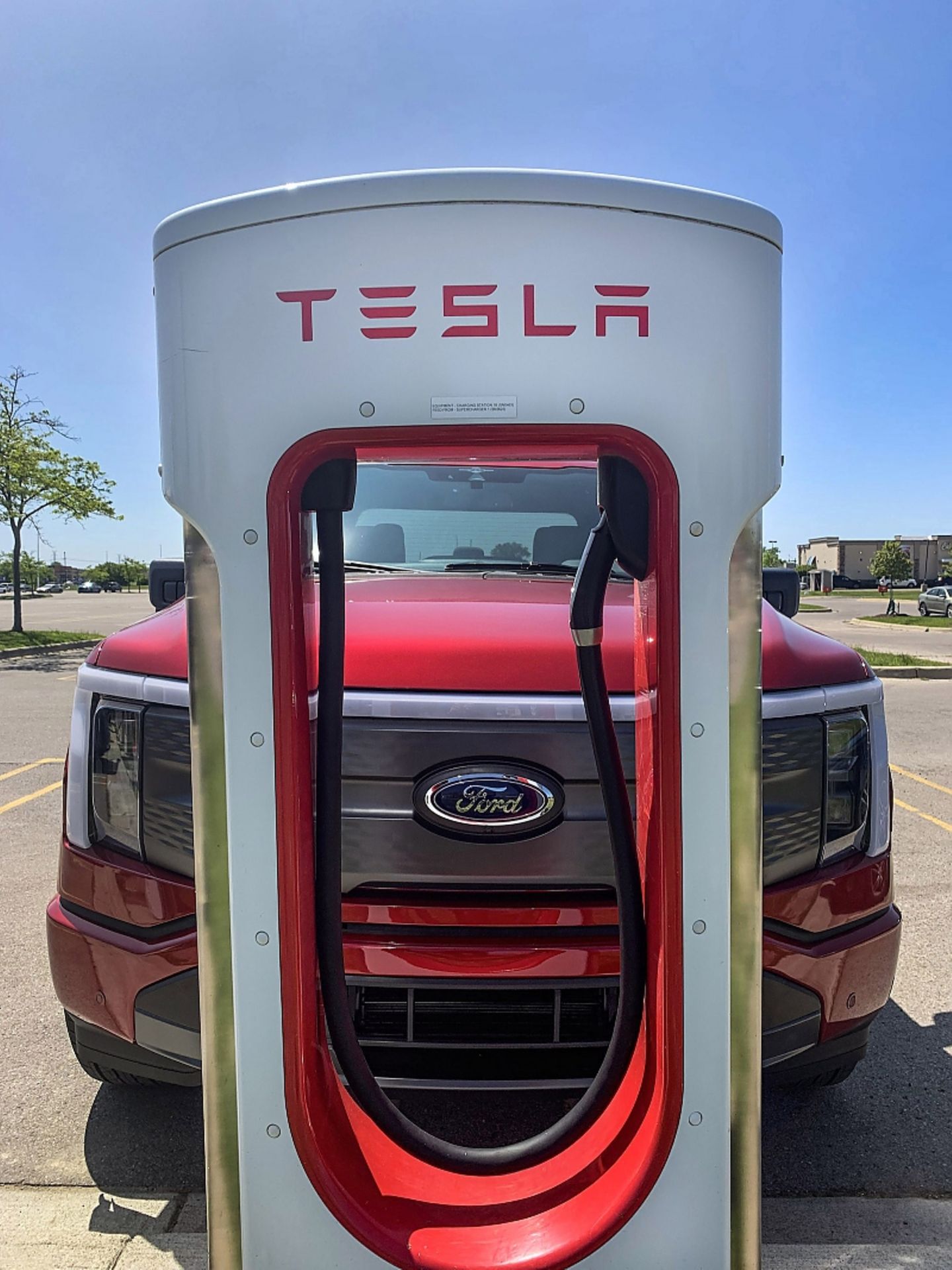 Ford am Tesla-Supercharger