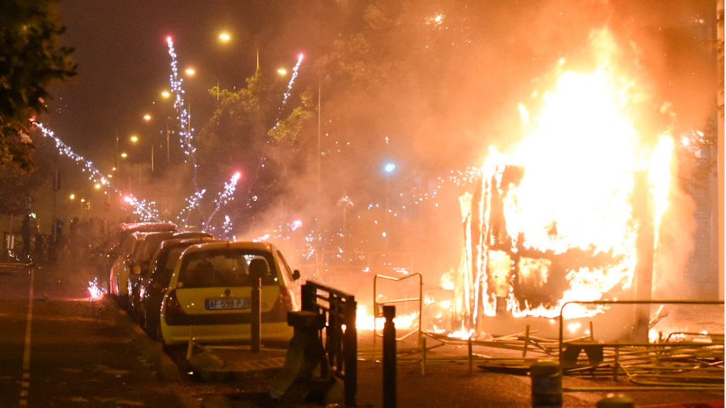 Paris: Ein Auto brennt