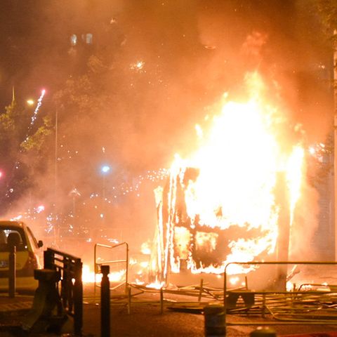 Paris: Ein Auto brennt